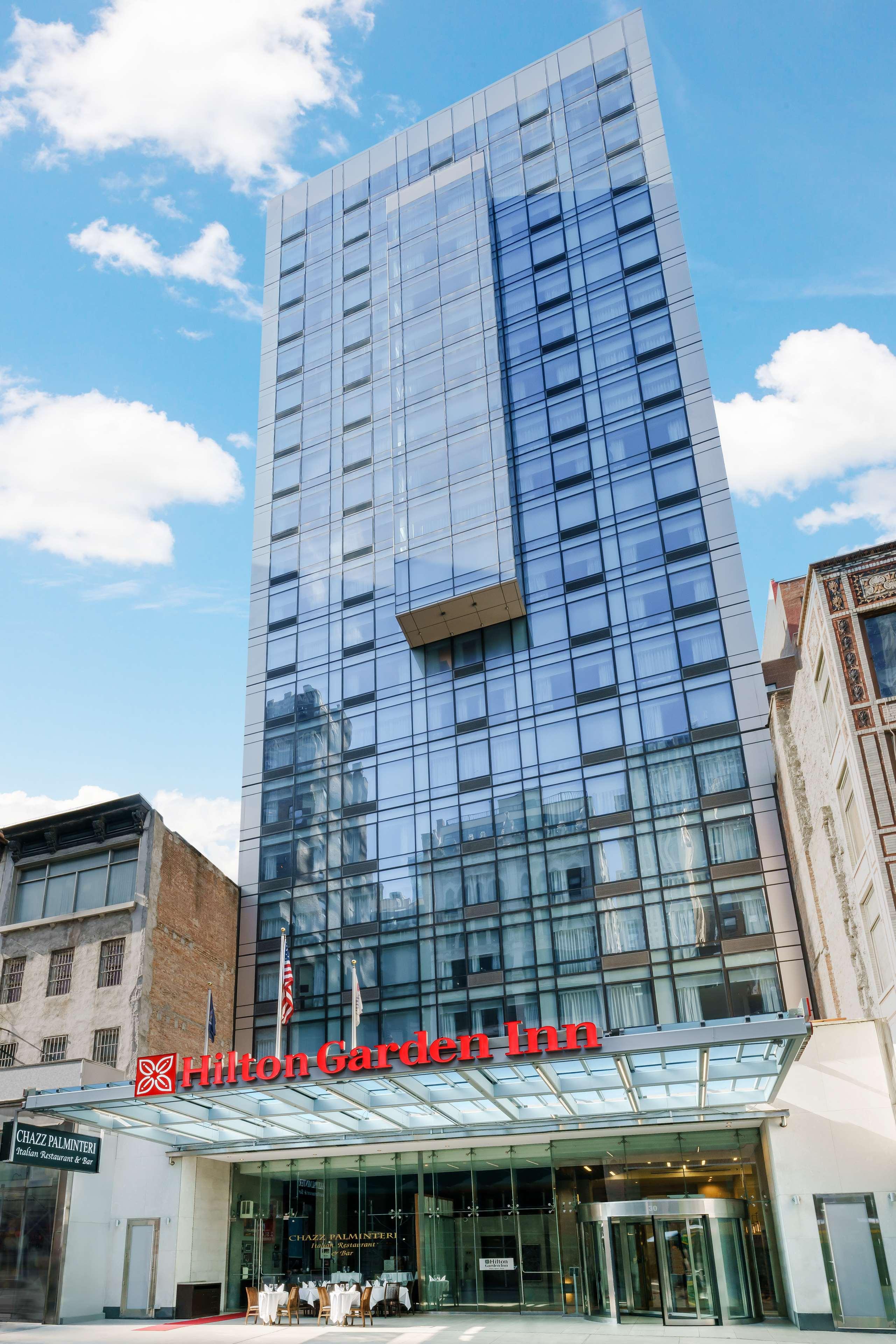 Hilton Garden Inn New York Times Square North Exterior photo